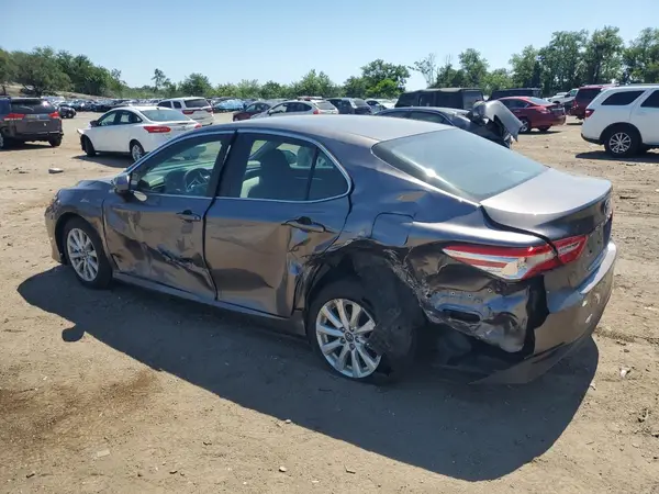 4T1B11HK1JU633212 2018 TOYOTA CAMRY - Image 2