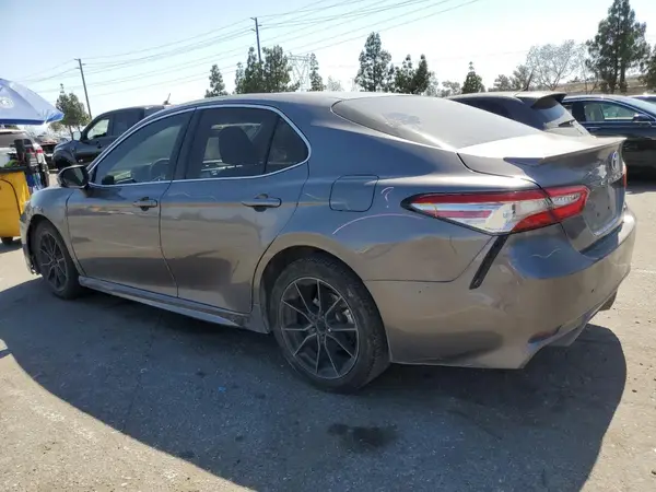 4T1B11HK1JU636823 2018 TOYOTA CAMRY - Image 2