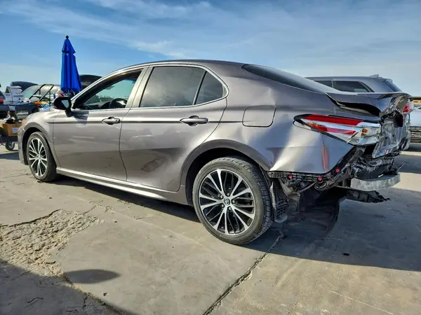 4T1B11HK1JU637437 2018 TOYOTA CAMRY - Image 2