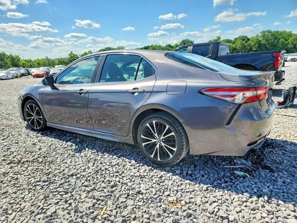 4T1B11HK1JU638832 2018 TOYOTA CAMRY - Image 2