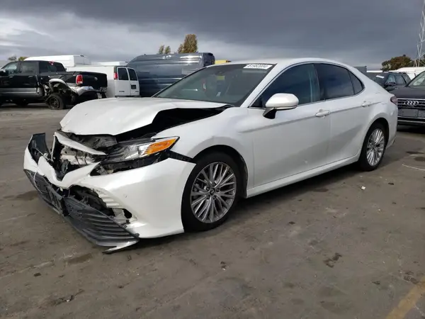 4T1B11HK1JU645358 2018 TOYOTA CAMRY - Image 1