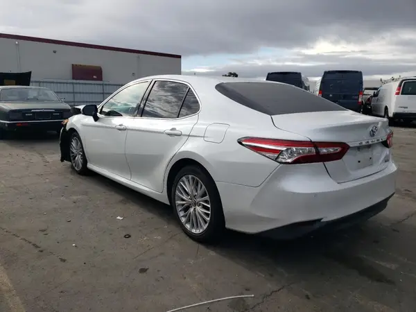 4T1B11HK1JU645358 2018 TOYOTA CAMRY - Image 2