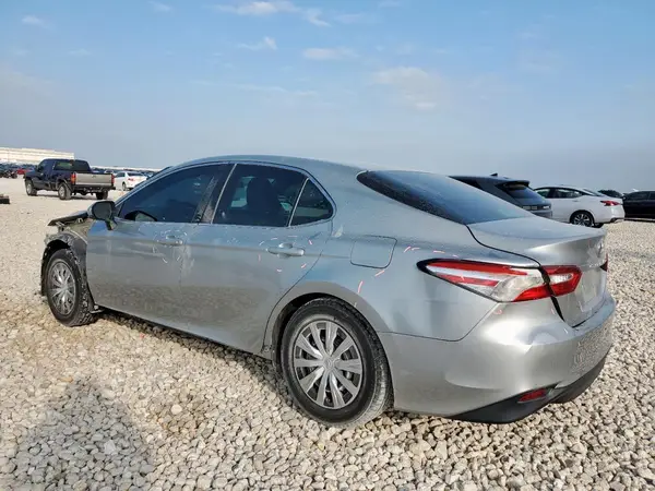 4T1B11HK1JU645814 2018 TOYOTA CAMRY - Image 2