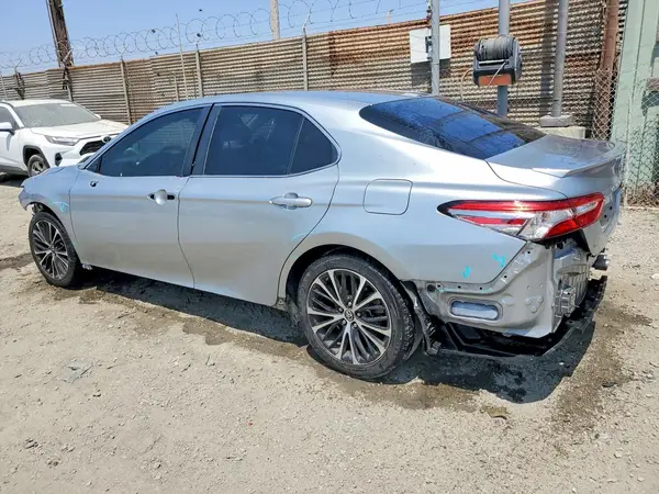 4T1B11HK1JU649586 2018 TOYOTA CAMRY - Image 2