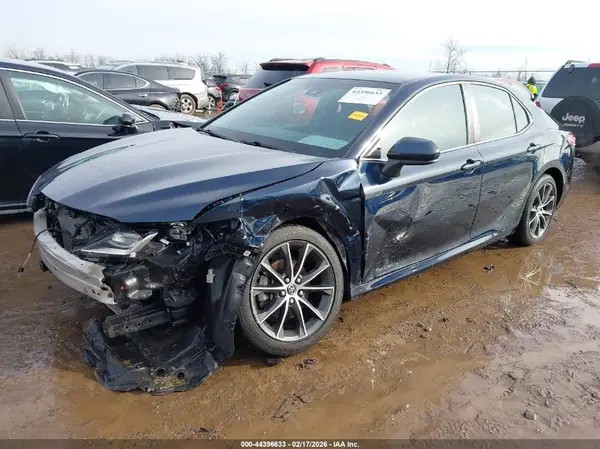 4T1B11HK1JU650964 2018 TOYOTA CAMRY - Image 2