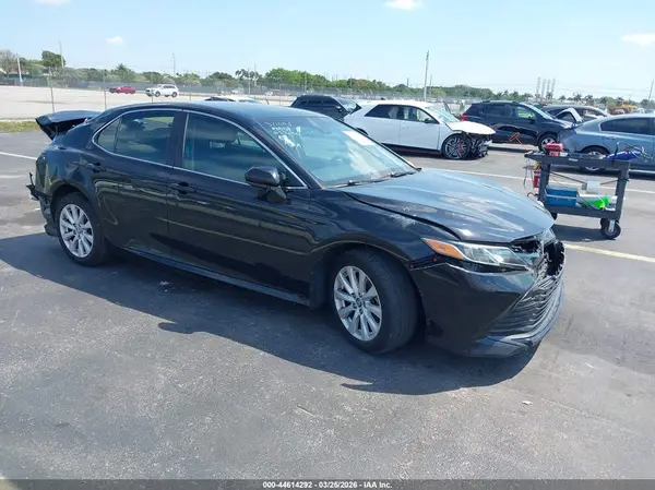 4T1B11HK1JU655694 2018 TOYOTA CAMRY - Image 1