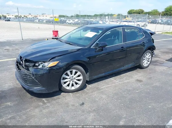 4T1B11HK1JU655694 2018 TOYOTA CAMRY - Image 2