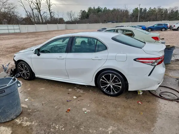 4T1B11HK1JU656151 2018 TOYOTA CAMRY - Image 2