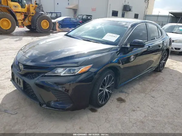 4T1B11HK1JU661415 2018 TOYOTA CAMRY - Image 2