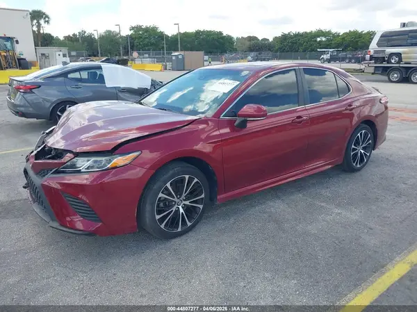 4T1B11HK1JU661978 2018 TOYOTA CAMRY - Image 2