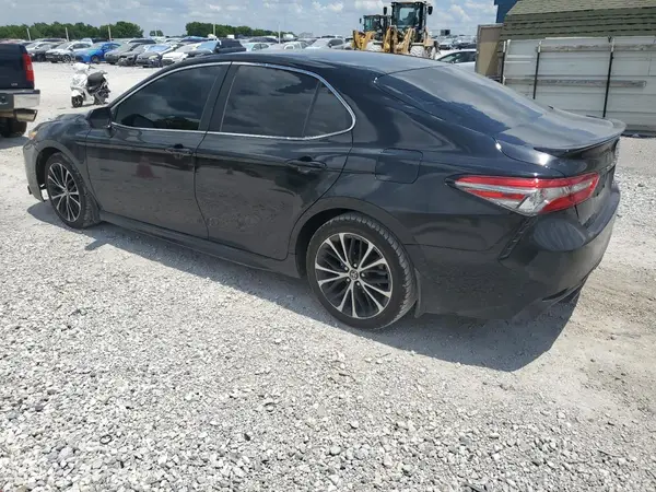 4T1B11HK1JU662323 2018 TOYOTA CAMRY - Image 2