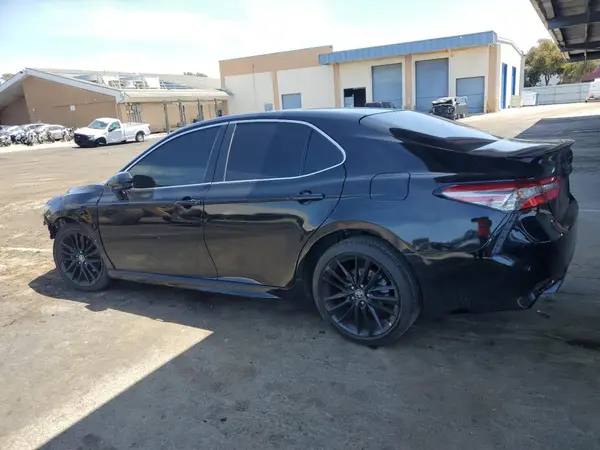 4T1B11HK1JU663990 2018 TOYOTA CAMRY - Image 2