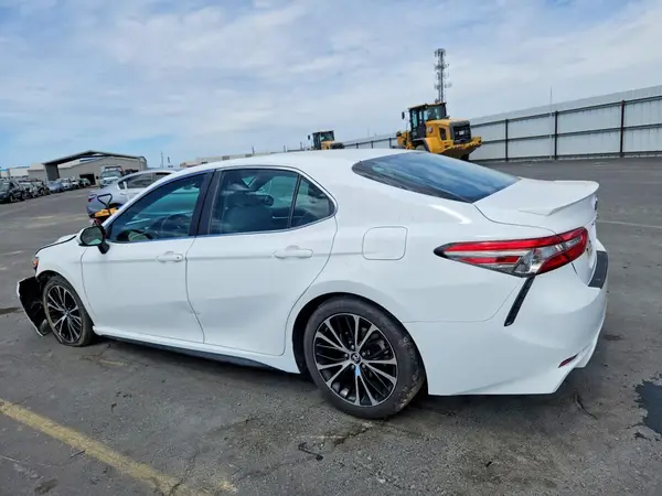 4T1B11HK1JU667716 2018 TOYOTA CAMRY - Image 2