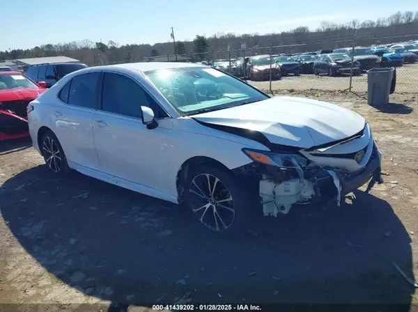 4T1B11HK1JU668090 2018 TOYOTA CAMRY - Image 1