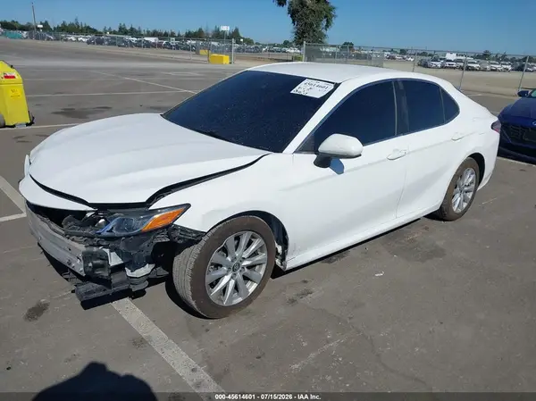 4T1B11HK1JU668767 2018 TOYOTA CAMRY - Image 2