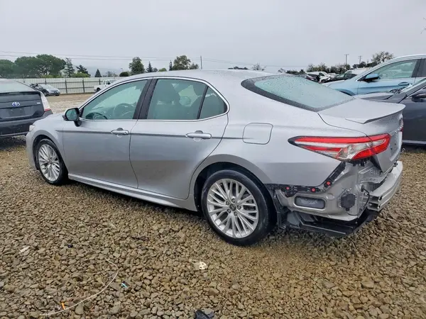 4T1B11HK1JU669045 2018 TOYOTA CAMRY - Image 2