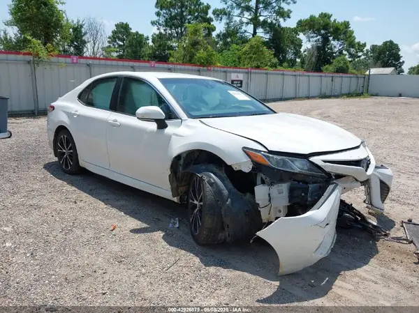 4T1B11HK1JU670048 2018 TOYOTA CAMRY - Image 1