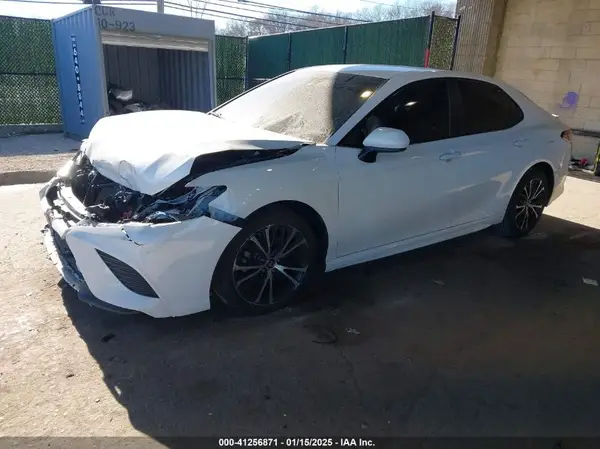 4T1B11HK1JU672995 2018 TOYOTA CAMRY - Image 2