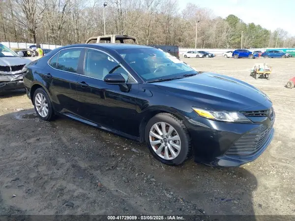 4T1B11HK1JU673256 2018 TOYOTA CAMRY - Image 1
