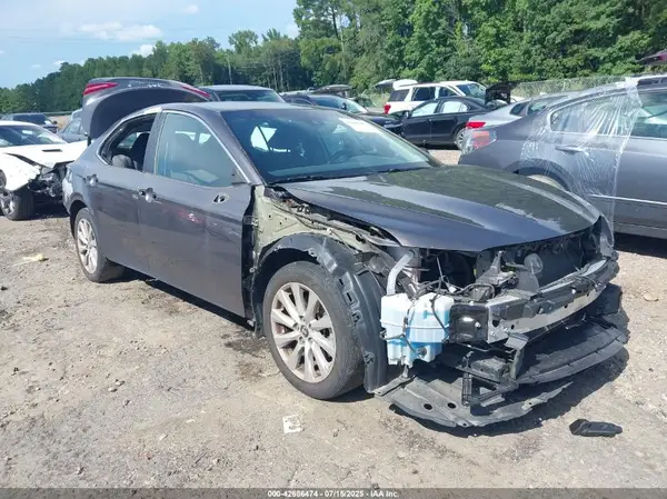 4T1B11HK1JU677825 2018 TOYOTA CAMRY - Image 1