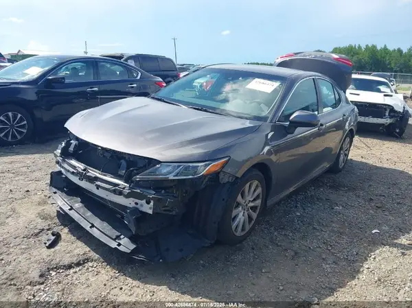 4T1B11HK1JU677825 2018 TOYOTA CAMRY - Image 2