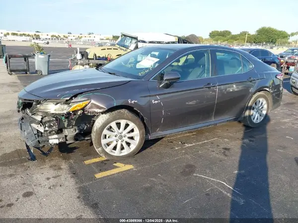 4T1B11HK1KU737569 2019 TOYOTA CAMRY - Image 2