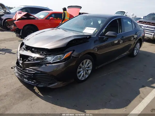 4T1B11HK1KU819186 2019 TOYOTA CAMRY - Image 2