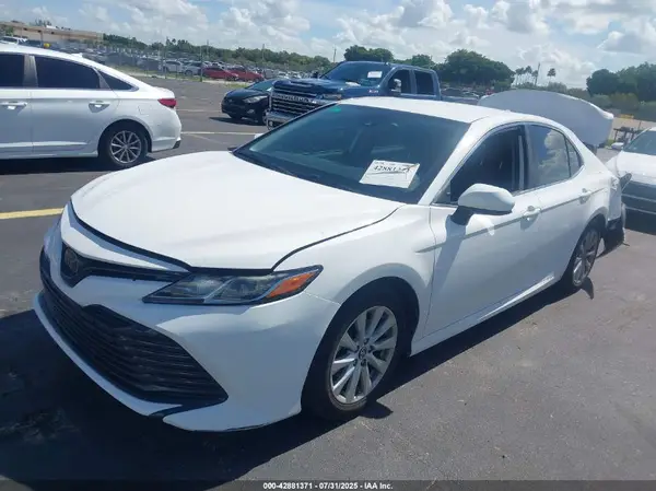 4T1B11HK1KU819933 2019 TOYOTA CAMRY - Image 2
