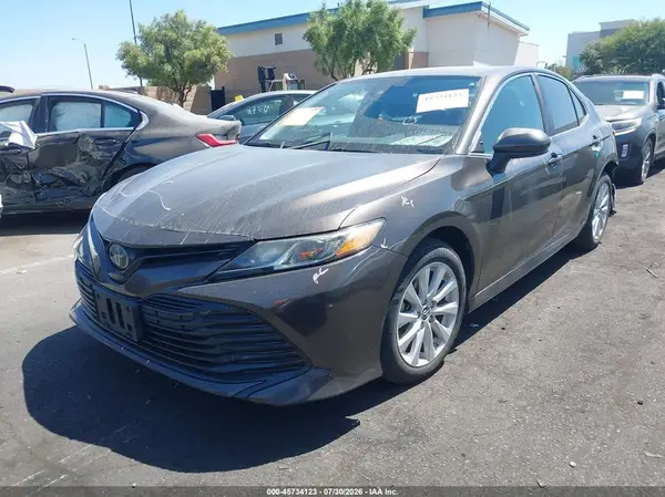 4T1B11HK1KU825019 2019 TOYOTA CAMRY - Image 2