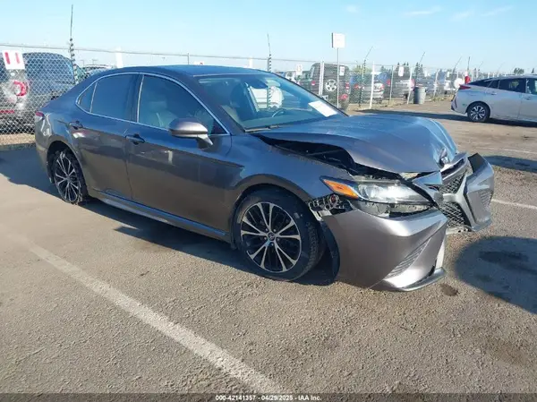 4T1B11HK1KU840586 2019 TOYOTA CAMRY - Image 1