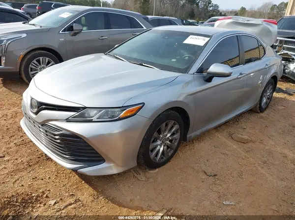 4T1B11HK2JU002128 2018 TOYOTA CAMRY - Image 2