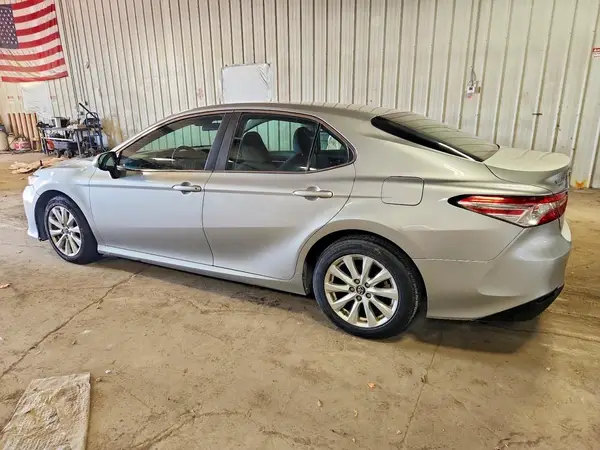 4T1B11HK2JU002808 2018 TOYOTA CAMRY - Image 2