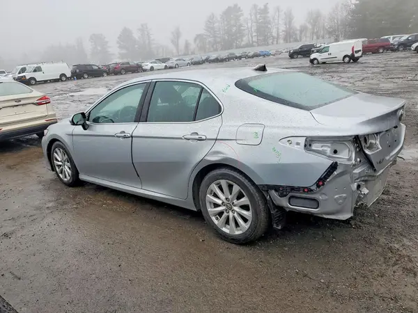 4T1B11HK2JU004218 2018 TOYOTA CAMRY - Image 2
