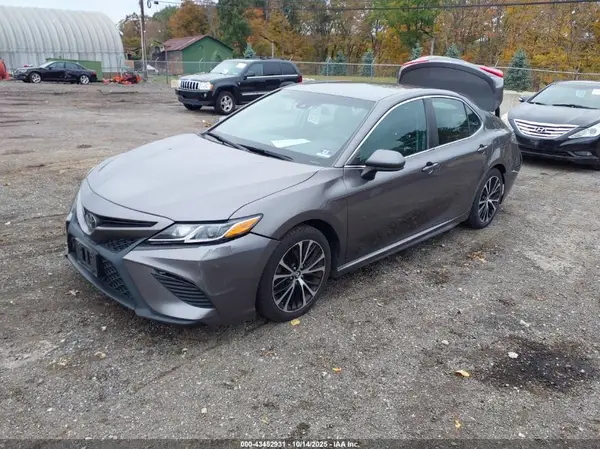 4T1B11HK2JU004462 2018 TOYOTA CAMRY - Image 2