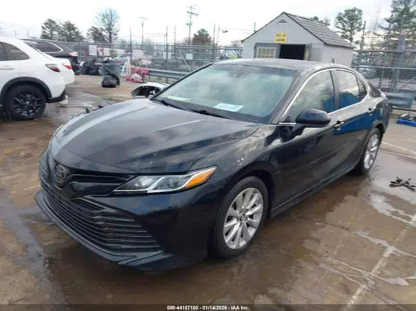 4T1B11HK2JU005742 2018 TOYOTA CAMRY - Image 2