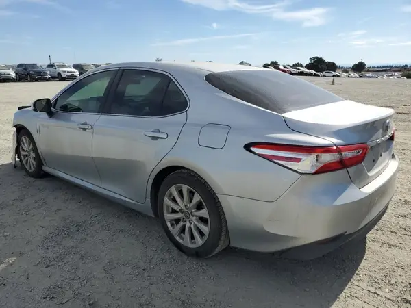 4T1B11HK2JU007202 2018 TOYOTA CAMRY - Image 2