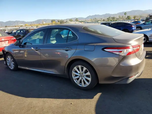 4T1B11HK2JU008110 2018 TOYOTA CAMRY - Image 2