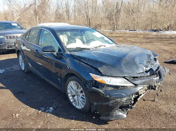 4T1B11HK2JU008222 2018 TOYOTA CAMRY - Image 1