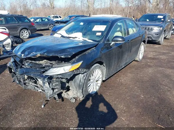 4T1B11HK2JU008222 2018 TOYOTA CAMRY - Image 2