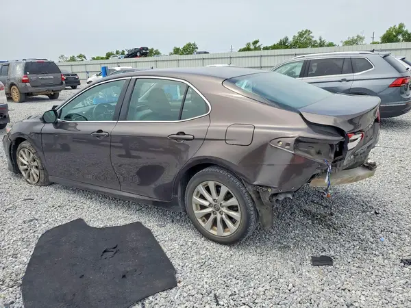 4T1B11HK2JU008561 2018 TOYOTA CAMRY - Image 2