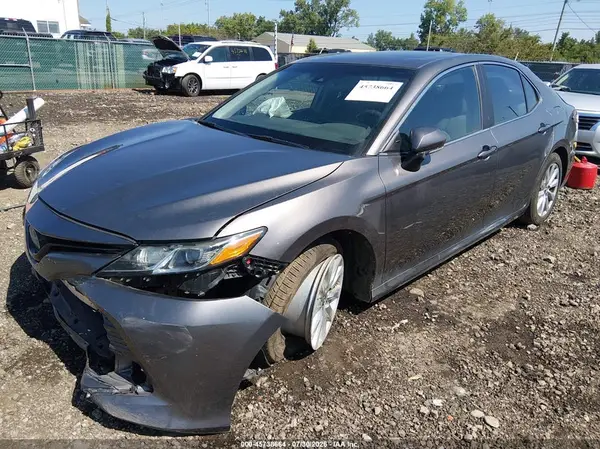 4T1B11HK2JU009323 2018 TOYOTA CAMRY - Image 2