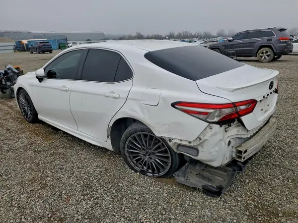 4T1B11HK2JU009628 2018 TOYOTA CAMRY - Image 2