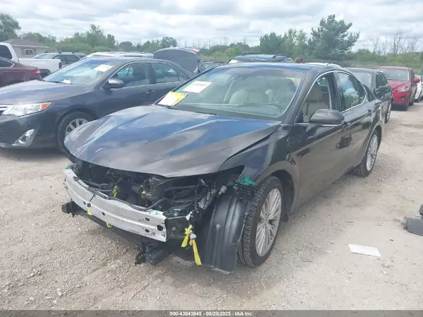 4T1B11HK2JU009631 2018 TOYOTA CAMRY - Image 2