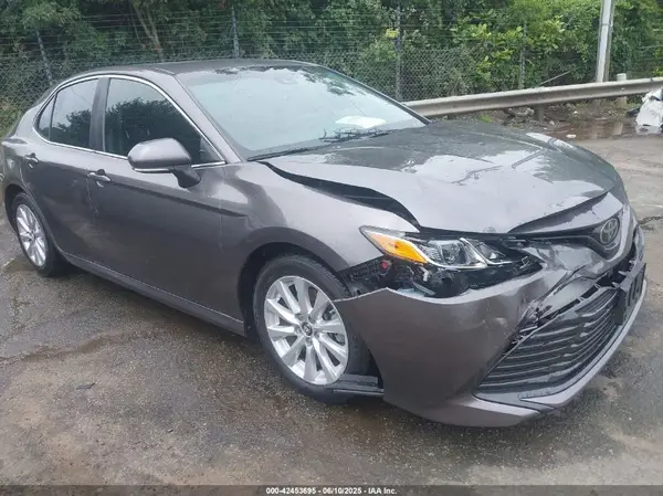 4T1B11HK2JU014215 2018 TOYOTA CAMRY - Image 1