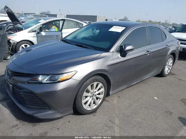 4T1B11HK2JU014425 2018 TOYOTA CAMRY - Image 2