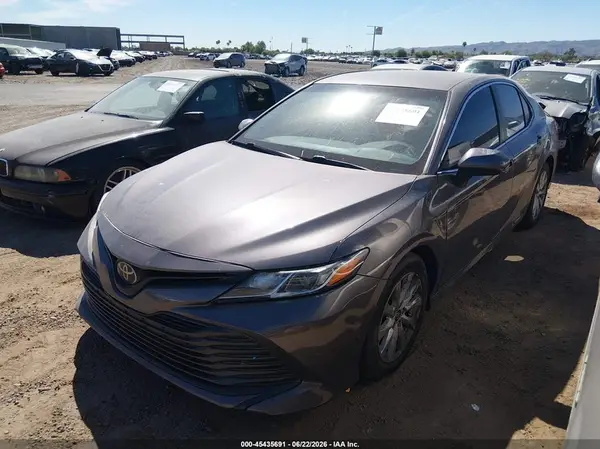 4T1B11HK2JU014702 2018 TOYOTA CAMRY - Image 2