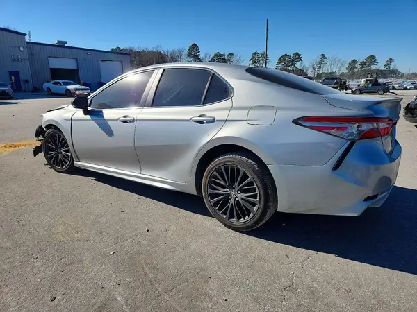 4T1B11HK2JU016921 2018 TOYOTA CAMRY - Image 2