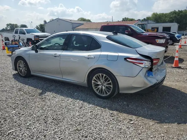 4T1B11HK2JU017387 2018 TOYOTA CAMRY - Image 2