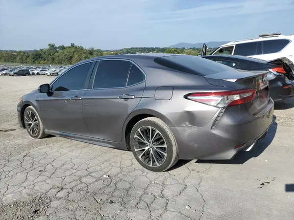4T1B11HK2JU018393 2018 TOYOTA CAMRY - Image 2