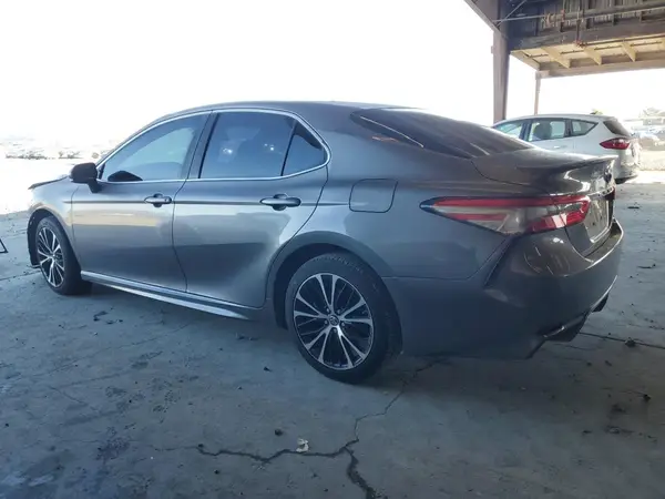 4T1B11HK2JU025831 2018 TOYOTA CAMRY - Image 2